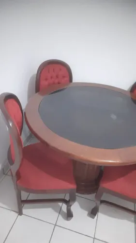 Mesa madeira  redonda tampo de vidro 4 cadeiras. 