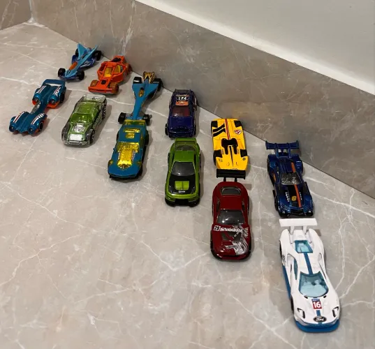 Hot wheels carros de corrida originais pack com 12 carrinhos