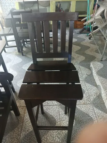 Banquetes de madeira maciça em excelente estado
