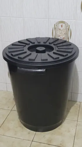 Pequeno cesto de roupas novíssimo