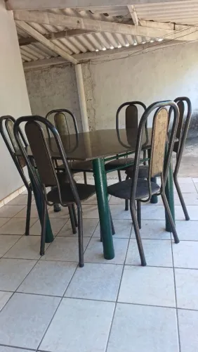 Mesa de 6 cadeiras de ferro com tampão de mármore
