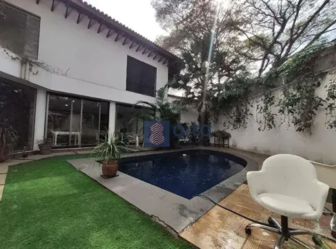 Localizada em uma das ruas mais charmosas do bairro, esta residência de 700m² combina impo