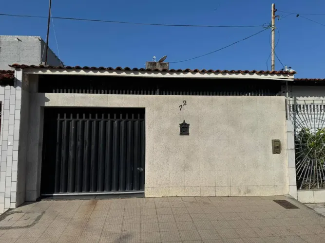 Casa à Venda em rua pública no Bairro 13 de Julho - Aracaju/SE
