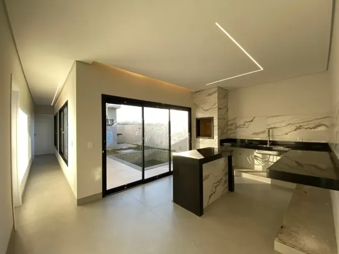 Ótima casa com piscina e varanda gourmet no Condomínio Mirante do Lago