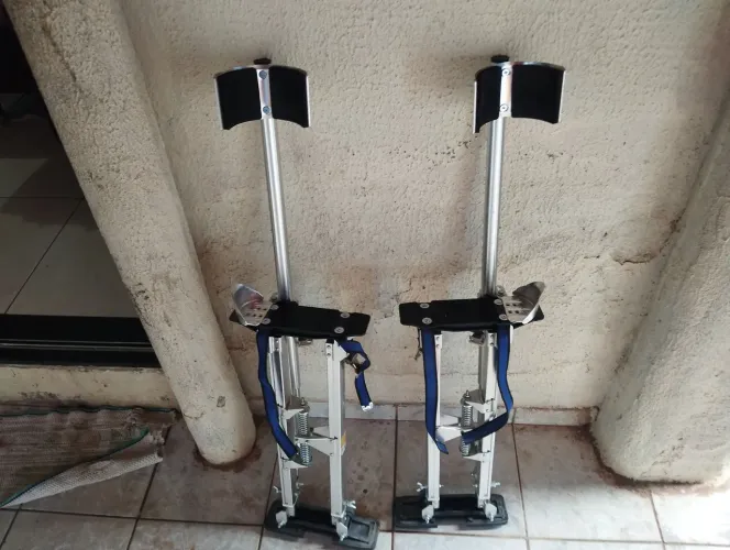 Perna mecânica para pintor e gesseiro 