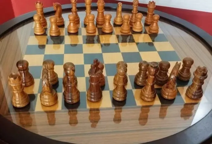Mesa de tabuleiro em mogno e vidro acompanha jogo de xadrez e dama completo