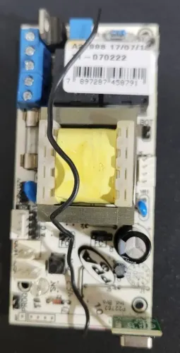 Placa eletrônica com diversos componentes, incluindo transformador, capacitores e conector