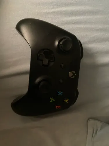 Controle Xbox one, apenas com um pouco de drift no analógico esquerdo