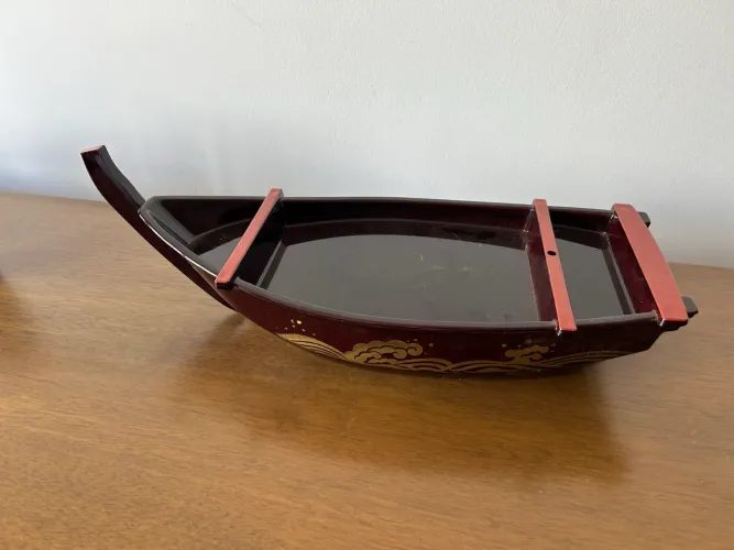 Travessa em formato de barco para sushi e sashimi 