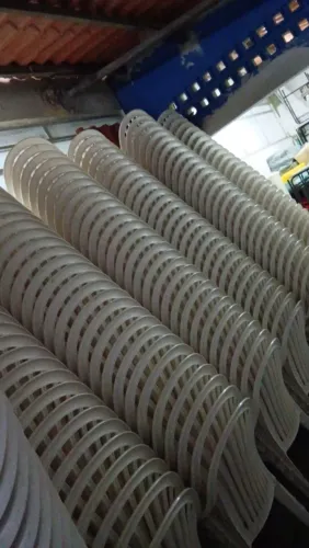 351 CADEIRAS DE PLASTICO COM BRAÇO