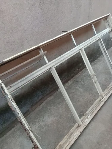 Vendo janela sem vidro valor 50 tamanho 2.00×100