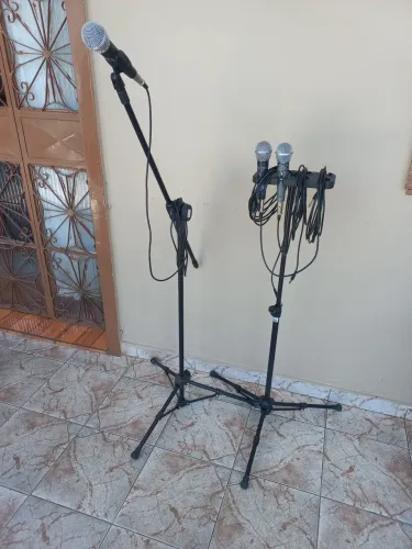 Pedestrais e suporte para microfones com 03 microfones e 03 cabos.