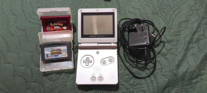 Gameboy SP com dois jogos
