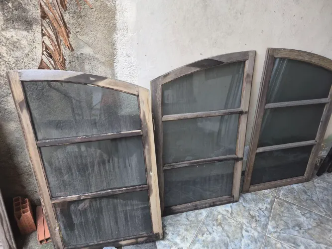 8 Janelas de Madeira