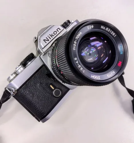 Máquina Fotográfica Câmera Nikon FM + Lente Tron MC Auto Zoom 35-70mm f/3.5-4.5.