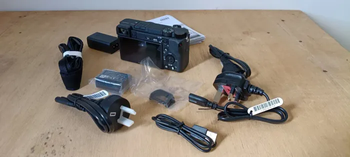 Sony 6400 + lente 16-50mm (nova)