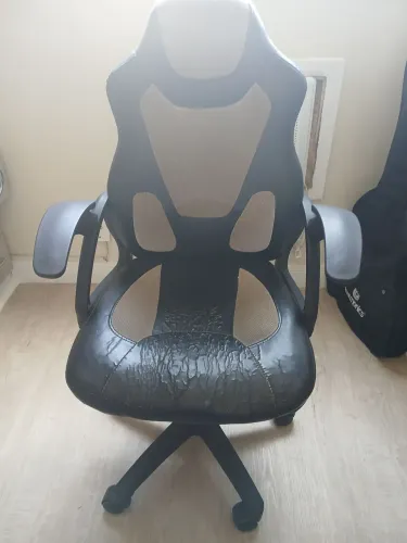 Vendo cadeira gamer tamanho junior usada