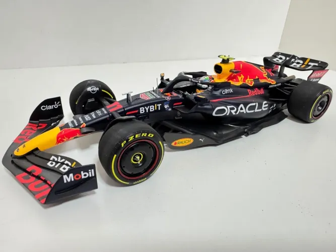 Miniatura F1 1:18 Red Bull Perez 2022 RB18