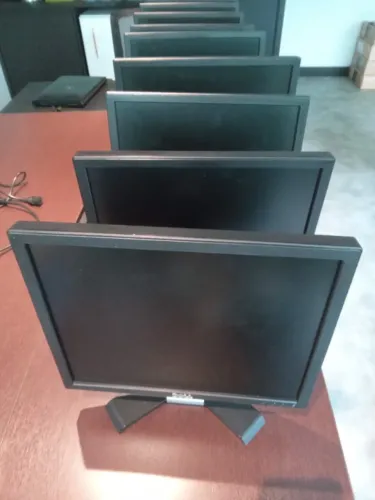 Lote com 9 Monitores Dell E170SC - 17" LCD (Ativo Empresa Forscher)