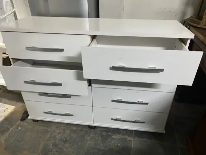 COMODA 8 GAVETAS COM RODINHAS DESLIZANTES