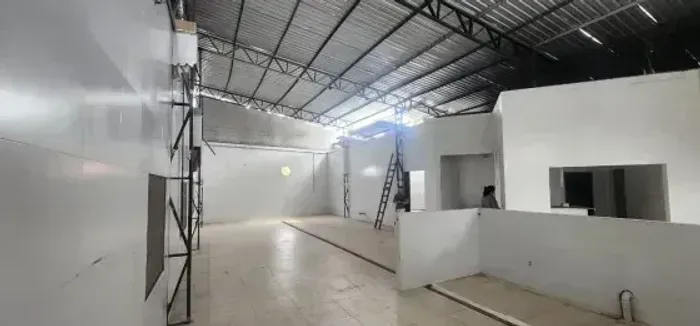 GALPÃO COM 800M2 DE ÁREA TOTAL NA COSME FERREIRA/TIRADENTES