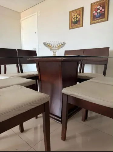 Mesa de jantar com 8 cadeiras