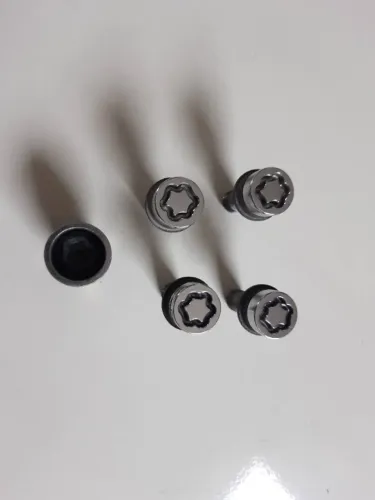04 parafusos segredos em aço Inox com a chave.