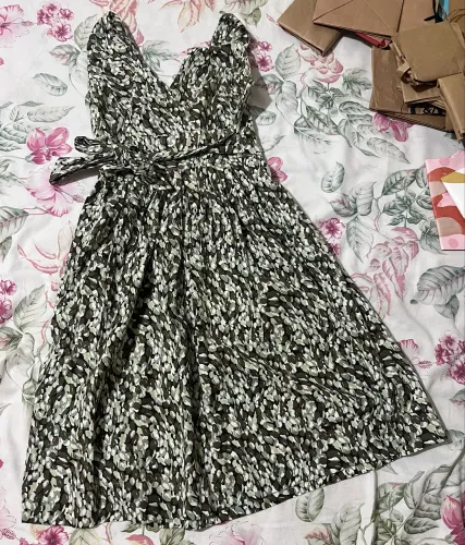 Vestido verde estampado mídi tecido ajustável ao corpo