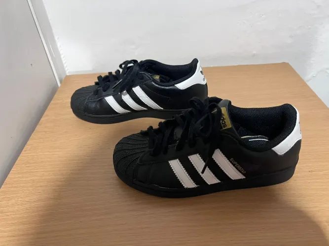 Tênis Adidas infantil Super Star edição limitada. 