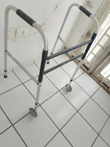 Andador articulado até 120kg de alumínio para idosos 