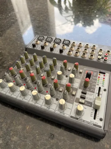 Mesa de som Behringer