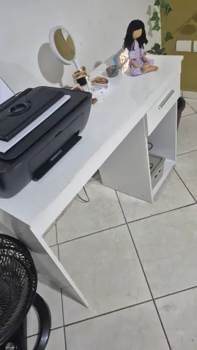 Escrivaninha branca