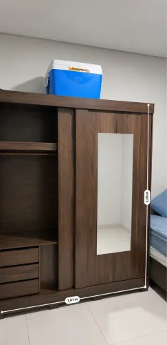 Guarda roupa madeira com 2 portas deslizantes e espelho
