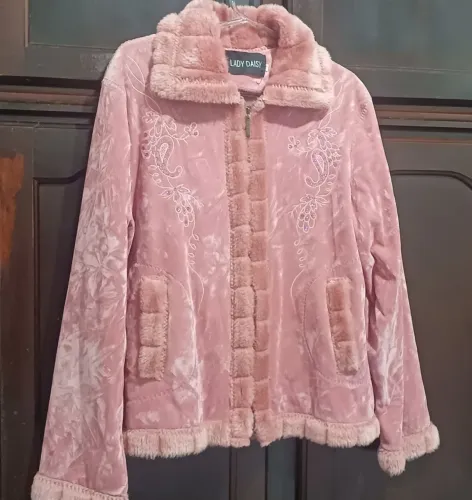 Jaqueta feminina tamanho M mas veste um G , semi nova