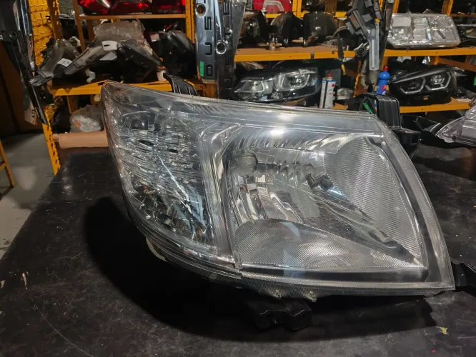 Farol direito Toyota Hilux SW4 2013 2014 2015 2016