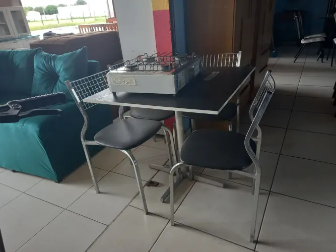 Mesa de 4 cadeiras de segunda mão