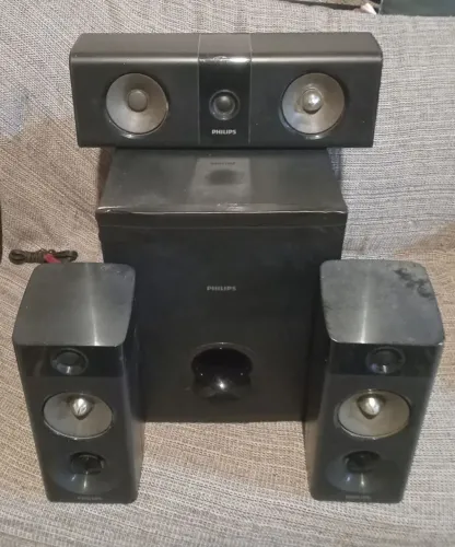 Alto faltantes  Home Theater Philips HTB5510D/78. 