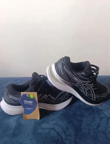 Vendo tênis Asics novo nunca usado , excelente amortecedor. 