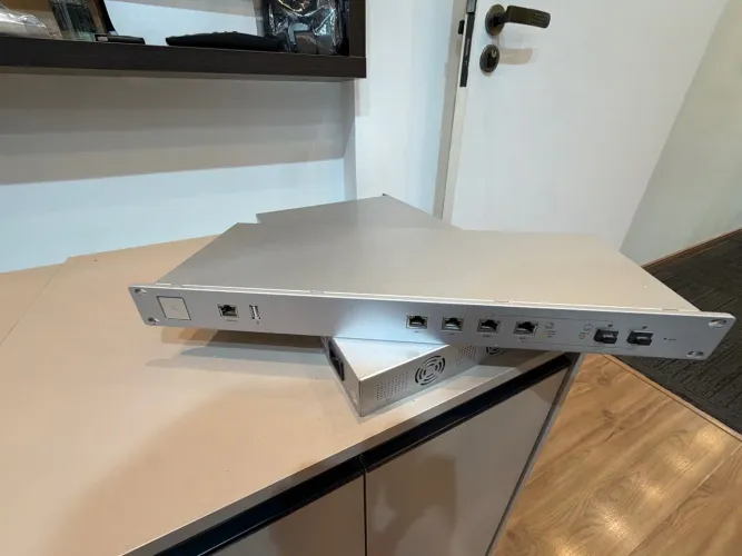 Unifi USG Pro 4