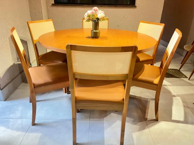 Mesa nova de madeira maciça