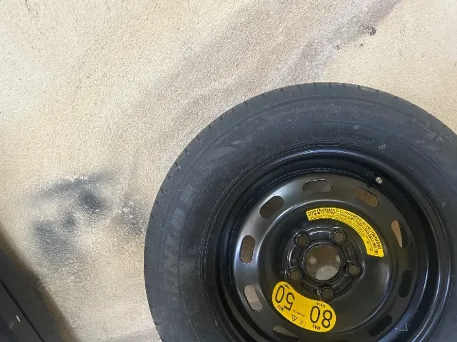 Estepe com pneu Dunlop 175 70 14 novo mais macaco chave de roda e triângulo do Polo.virtus