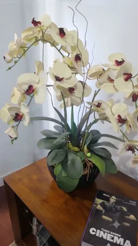 Arranjo de Orquídeas Brancas Decorativas em Vaso de Porcelana.