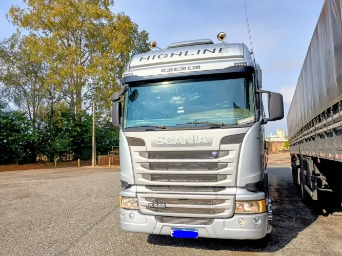 Caminhão 6x2 Scania R440