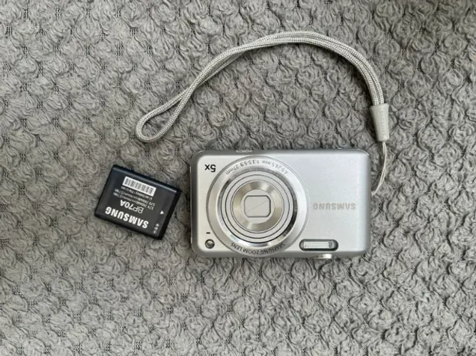 câmera digital compacta prateada modelo Samsung ES65