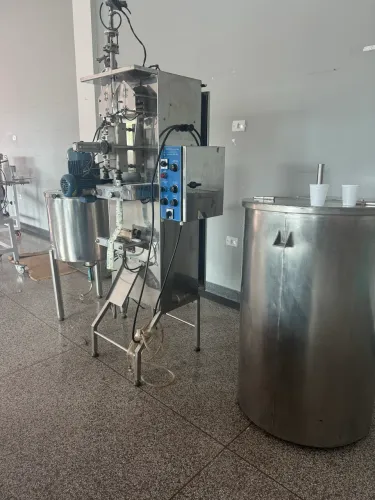 Máquina envasadora de líquido e pastosos, nova só usou em testes.