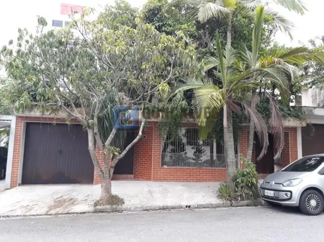 Sobrado residencial com piscina em Santa Terezinha, SBC  3 Vagas e 327 m²