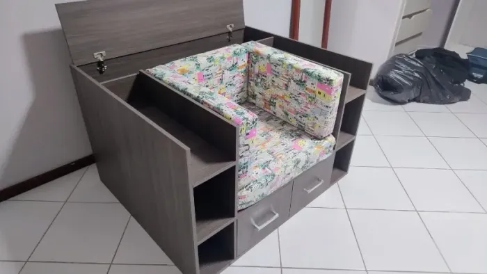 Poltrona Porta Livros com Baú