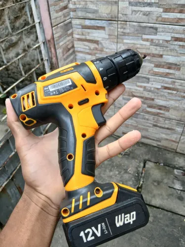 Vendo essa furadeira pouco tempo de uso