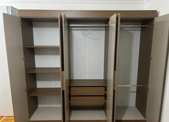 Guarda-Roupa/Roupeiro Casal 6 Portas com Gavetas e Prateleiras - Ótimo Estado!