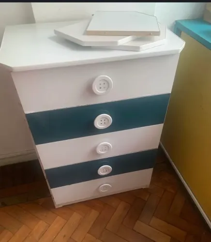 Cômoda 5 gavetas 3 prateleiras externas azul e branca